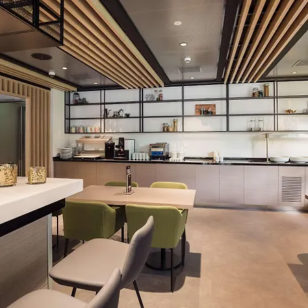 Executive Residency By Western Amsterdam Airport Hotell 4*
